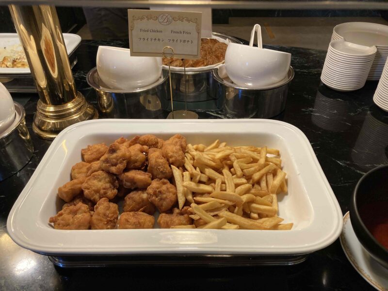 東京ディズニーランドホテルの「シャーウッドガーデン・レストラン」のフライドチキンとフライドポテト