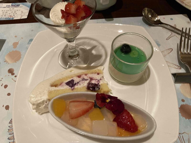 ヒルトン東京マーブルラウンジ「マーメイドinホワイトラグーン」のデザートのお皿
