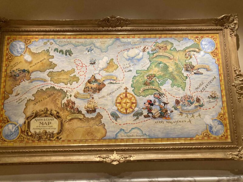 ホテルミラコスタのロビーのミッキーと仲間たちの航海の地図
