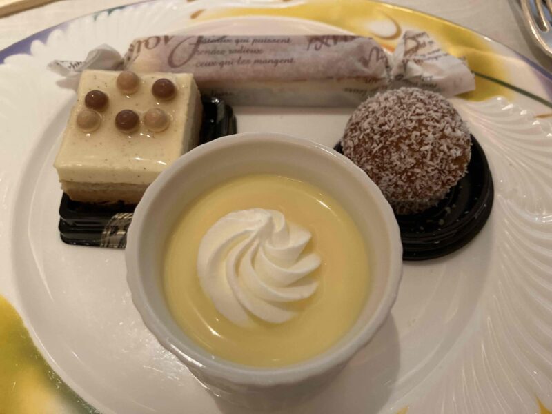 ウェスティンホテル東京「ハワイのランチビュッフェ」のデザートのお皿1