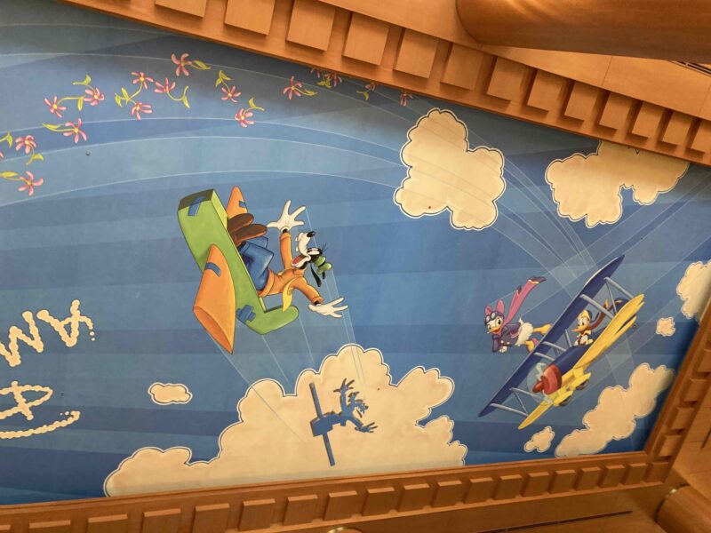 ディズニーアンバサダーホテルのロビーの天井のミッキーの仲間たちの壁画4