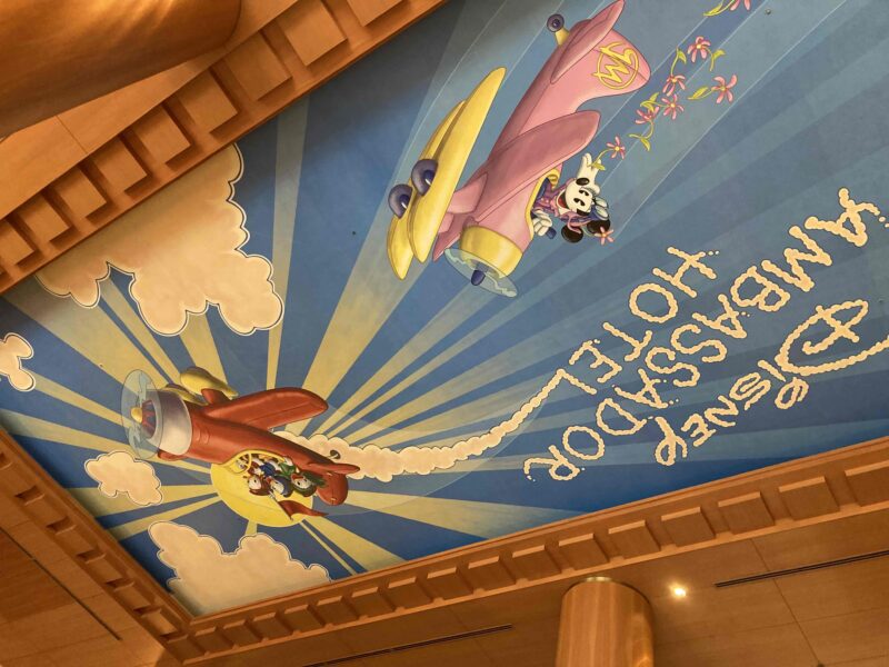 ディズニーアンバサダーホテルのロビーの天井のミッキーの仲間たちの壁画2