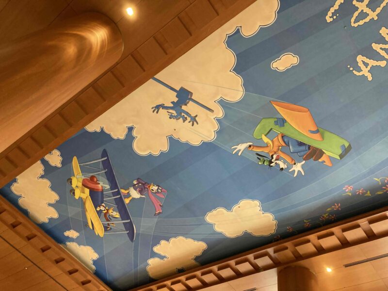 ディズニーアンバサダーホテルのロビーの天井のミッキーの仲間たちの壁画3