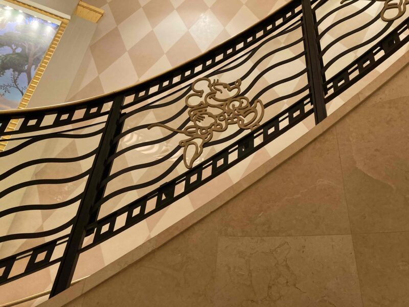 ディズニーアンバサダーホテルのロビーの階段の手すり2