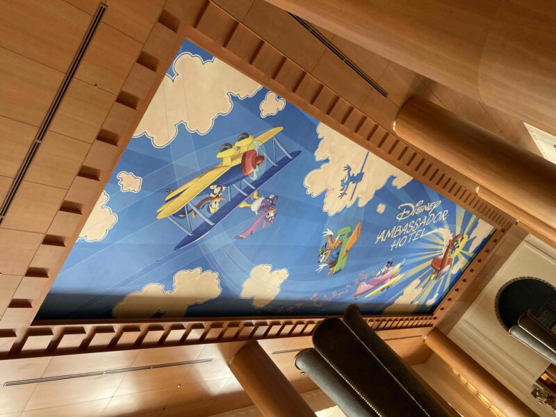 ディズニーアンバサダーホテルのロビーの天井のミッキーの仲間たちの壁画1