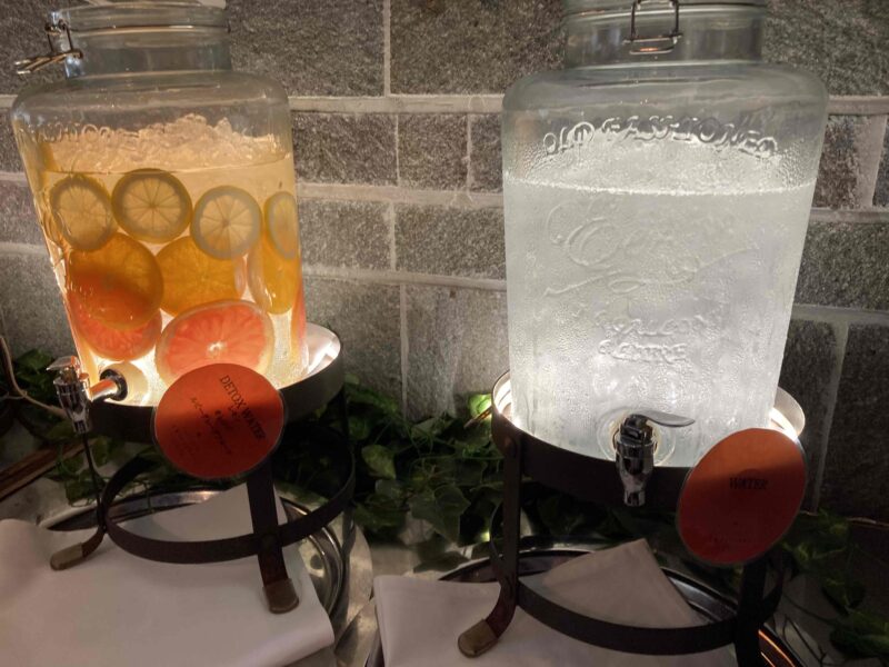 AWkitchen TOKYO 新丸ビル店のデトックスウォーターのレモン×オレンジ×ルビーグレープフルーツと水