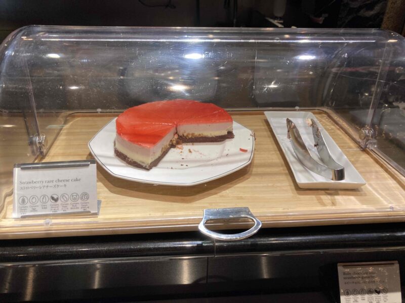 ＡＮＡインターコンチネンタル東京「カスケイドカフェ」のデザートコーナーのストロベリーレアチーズケーキ