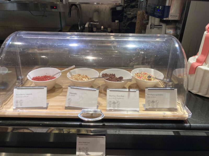ＡＮＡインターコンチネンタル東京「カスケイドカフェ」のデザートコーナーのソフトクリームとトッピング