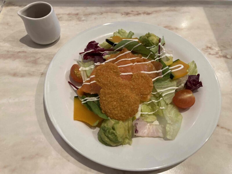 東京ディズニーランドのセンターストリートコーヒーハウスのスモークサーモントラウトとアボカドのサラダ
