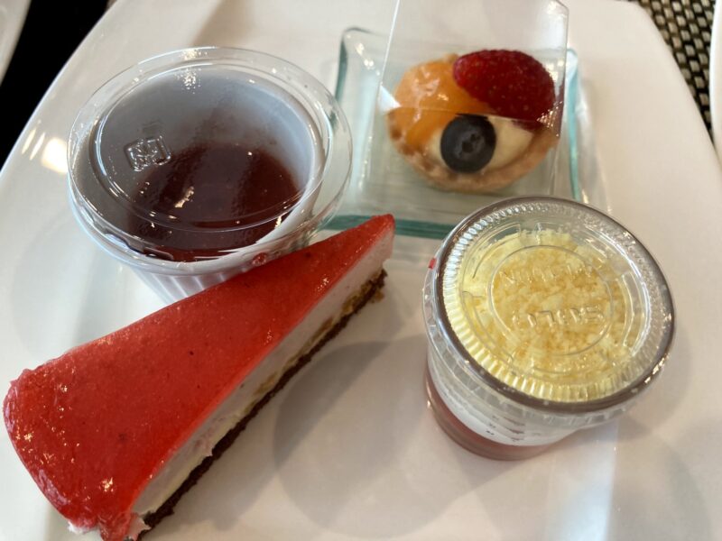 ＡＮＡインターコンチネンタル東京「カスケイドカフェ」のデザートのお皿2