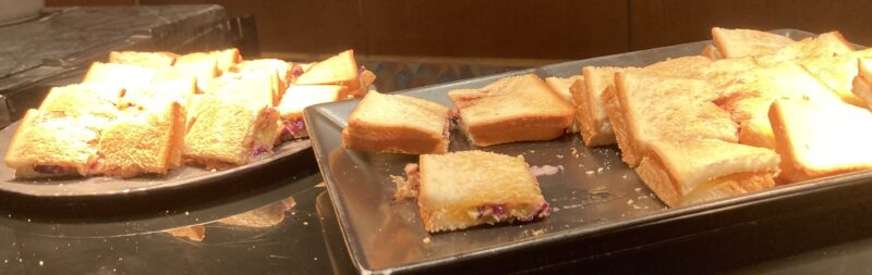 ヒルトン東京マーブルラウンジ「ストロベリービュッフェ」の照り焼きポークサンドイッチ