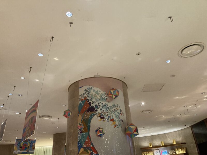 ヒルトン東京マーブルラウンジ「ストロベリービュッフェ」の天井の装飾3
