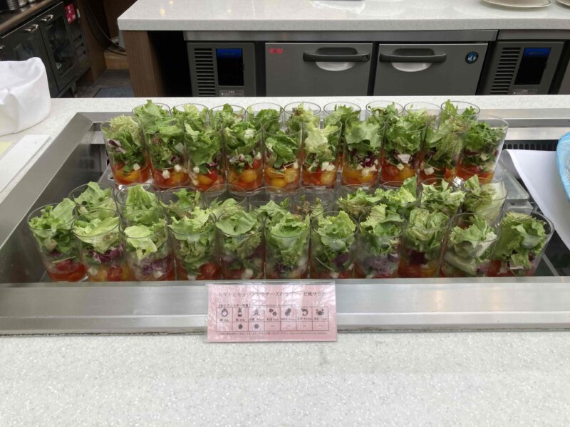 グランドニッコー東京ベイ舞浜「ルジャルダンのさくらビュッフェ」のトマトとモッツアレラチーズのカプレーゼ風サラダ
