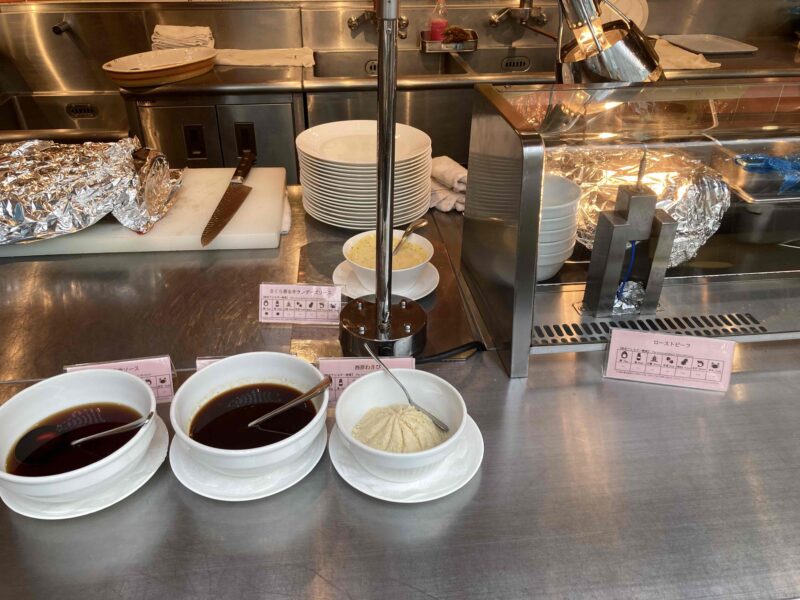 グランドニッコー東京ベイ舞浜「ルジャルダンのさくらビュッフェ」のローストビーフ さくら香るオランデーズソース・出汁醬油ソース・りんごと生姜の和風ソース1