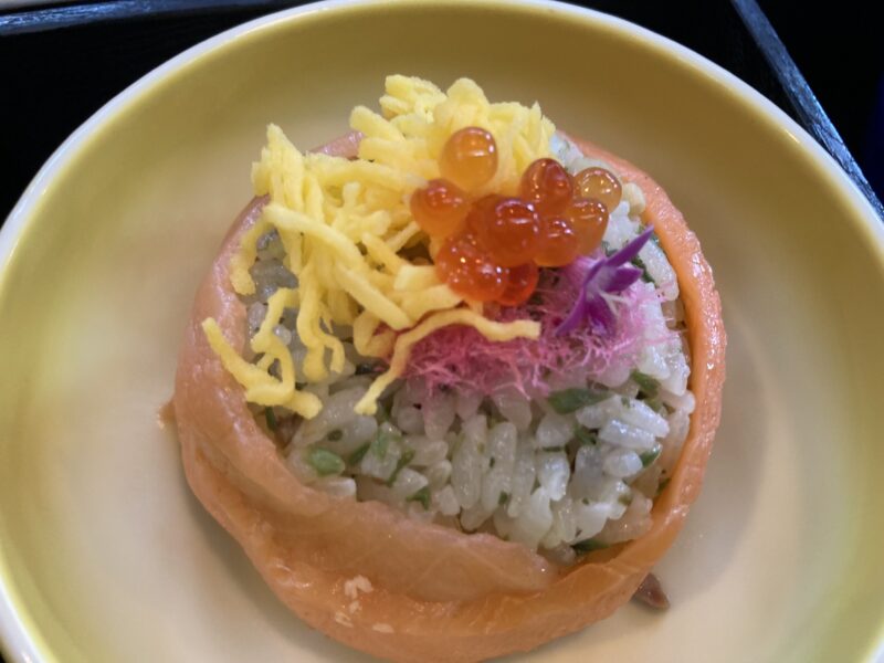 レストラン櫻の東京ディズニーシー20周年スペシャル膳のスモークサーモンと山菜の変わり寿司
