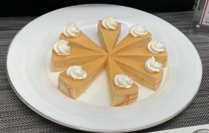 ウエスティンホテル大阪「アマデウス」のフロマージュとパイナップルのケーキ