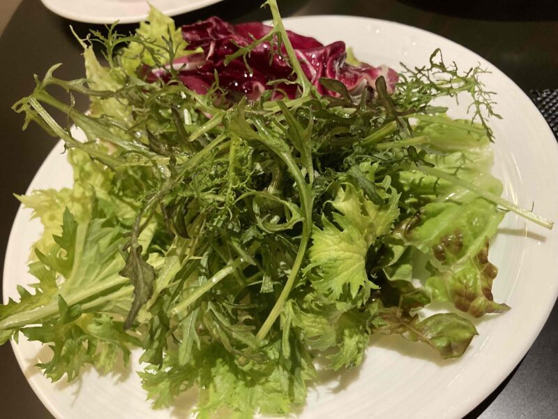 ヒルトン東京「メトロポリタングリル」サラダのお皿①