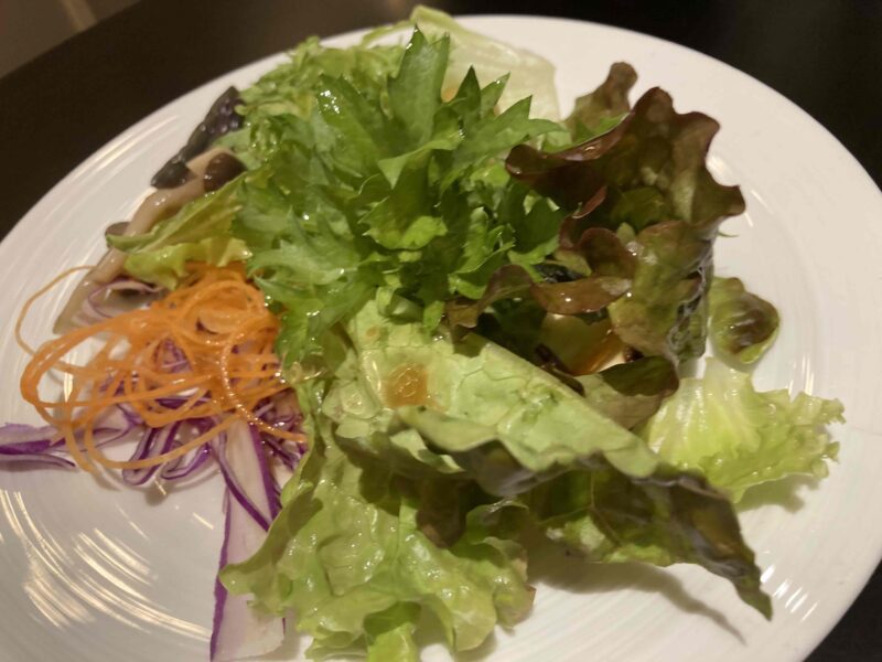 ヒルトン東京「メトロポリタングリル」サラダのお皿②