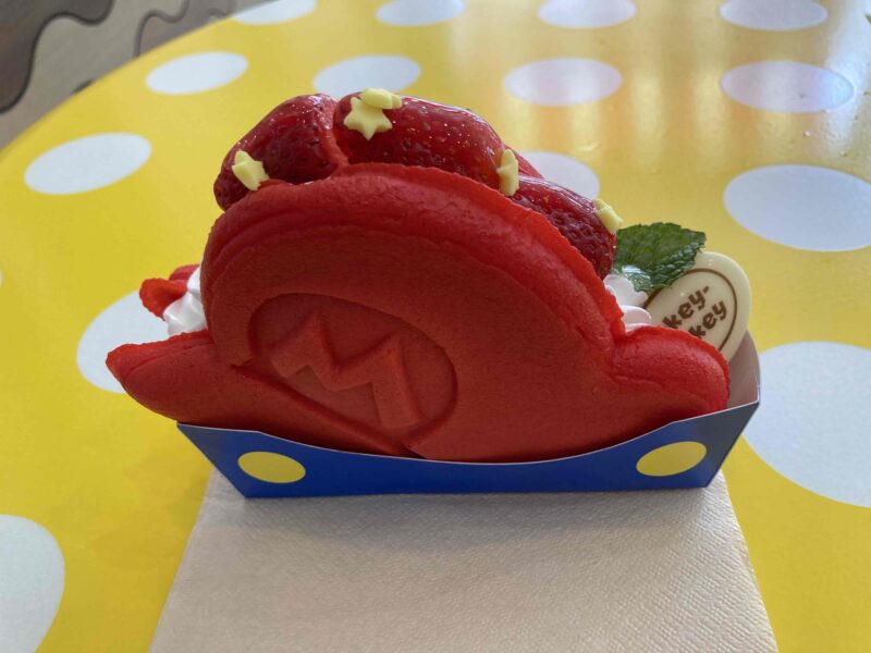 ユニバーサル・スタジオジャパンのマリオ・カフェ＆ストア™のパンケーキ・サンド　マリオの帽子　～いちごのショートケーキ～