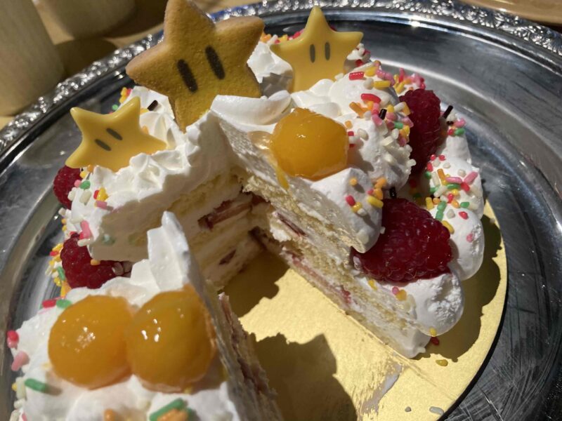 ユニバーサル・スタジオジャパン「キノピオカフェ」のピーチ姫のケーキの断面