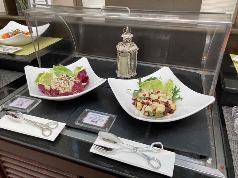 ウエスティンホテル大阪「アマデウス」のショートパスタとゴボウのサラダとタコとジャガイモのバジルサラダ