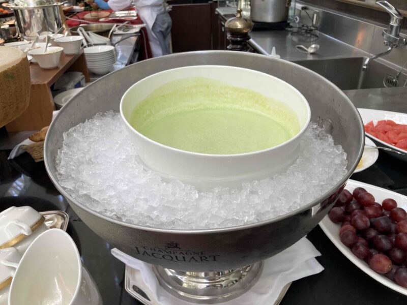 ウエスティンホテル大阪「アマデウス」のグリーンピースの冷製スープ