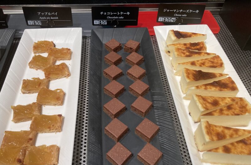 京王プラザホテル「グラスコート」のアップルパイ、チョコレートケーキ、京王プラザホテル伝統のジャーマンチーズケーキ