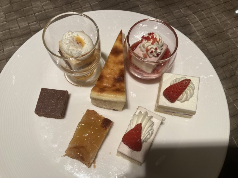 京王プラザホテル「グラスコート」のデザートのお皿2