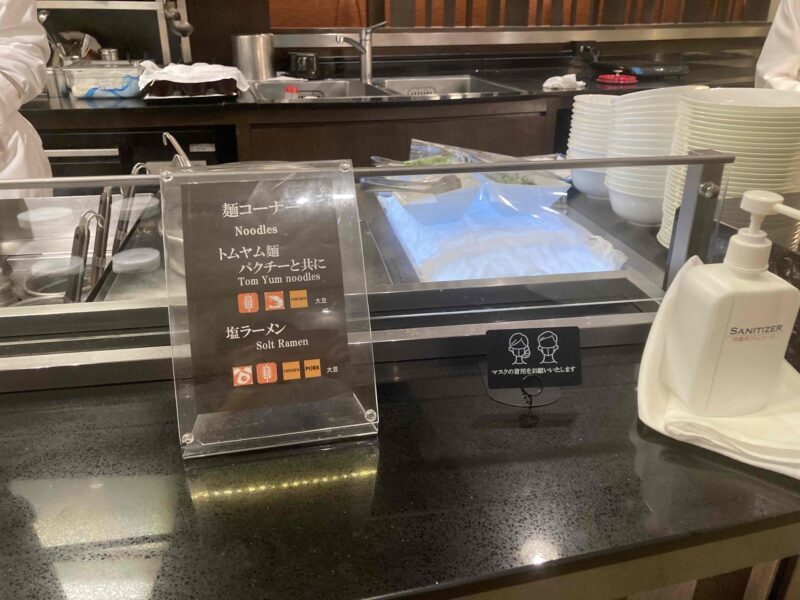 京王プラザホテル「グラスコート」のクッキングサービス・カッティングサービスのトムヤム麺、パクチーと共にと塩ラーメン