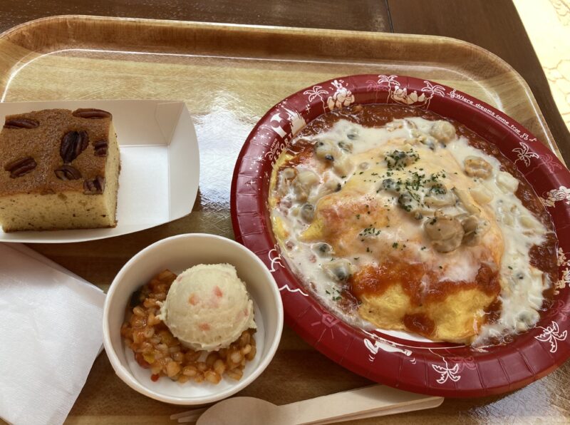 東京ディズニーランド「グランマ・サラのキッチンのオムライス」のオムライス、シーフードクリームとカニトマトソースとクリッターカントリーケーキ（ナッツ入り）