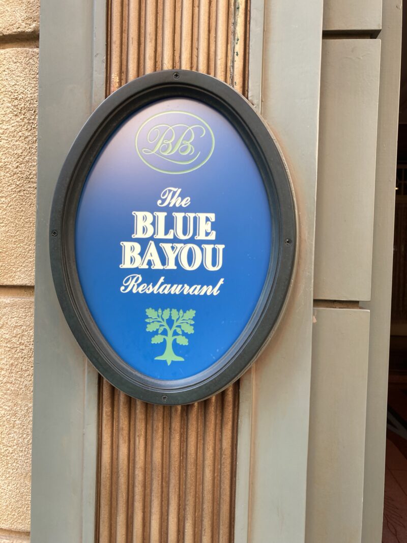 東京ディズニーランド「ブルーバイユーレストラン」の看板