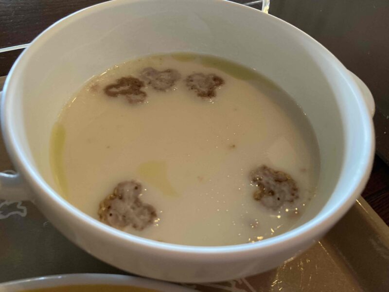 東京ディズニーシー「カフェ・ポルトフィーノ」の「白インゲン豆のスープ」