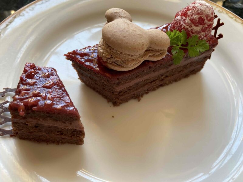東京ディズニーランドホテル「ドリーマーズ・ラウンジ」の「ケーキセット」のチョコレートケーキの断面