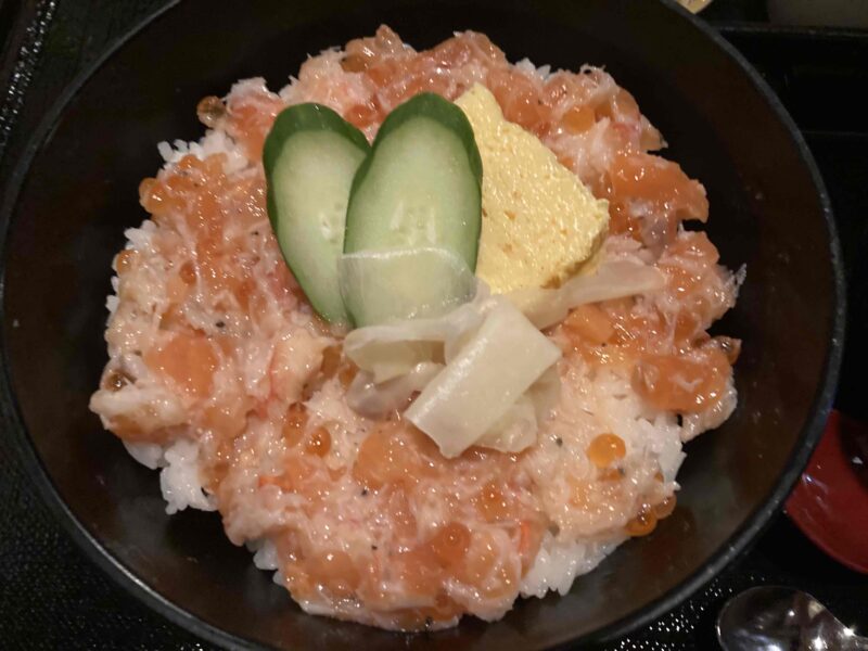 東京ディズニーランド「れすとらん北斎」の蟹とサーモンとイクラのちらし丼