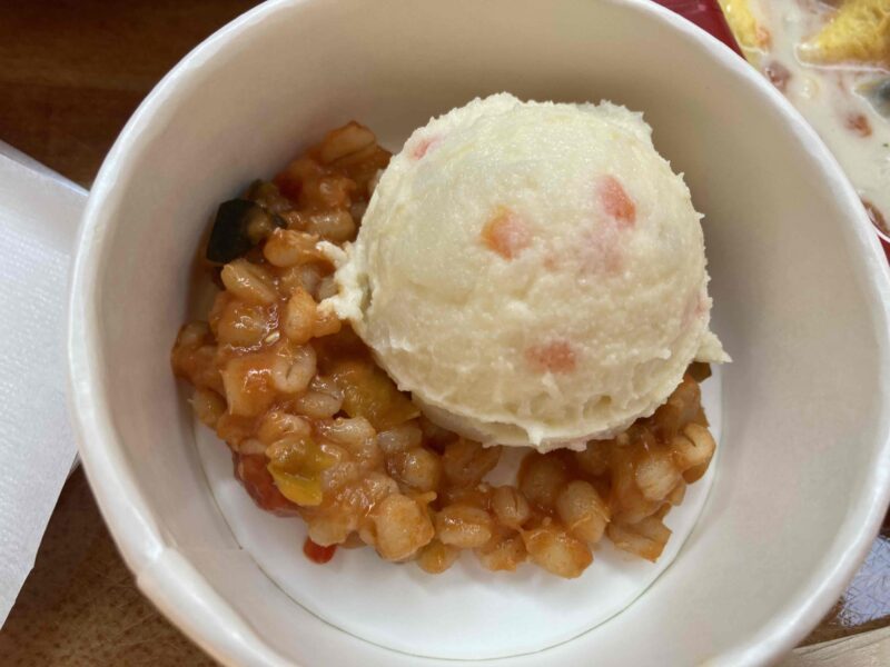 東京ディズニーランド「グランマ・サラのキッチンのオムライス」のオムライス、シーフードクリームとカニトマトソースのサイドディッシュ（ポテトサラダ）