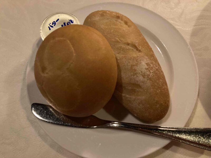 東京ディズニーランド「ブルーバイユーレストラン」のパン