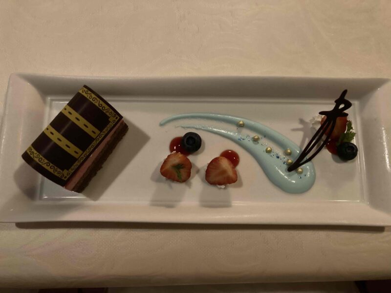 東京ディズニーランド「ブルーバイユーレストラン」のデザート（カシスムース＆チョコレートケーキ）