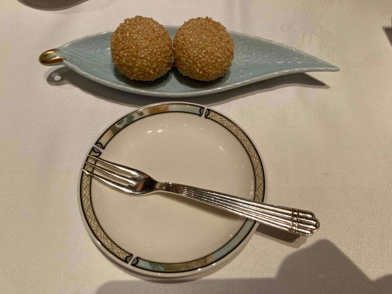 ホテルミラコスタ「シルクロードガーデン」の揚げ胡麻団子（2個）の写真