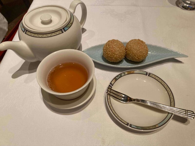 ホテルミラコスタ「シルクロードガーデン」のウーロン茶と揚げ胡麻団子（2個）の写真