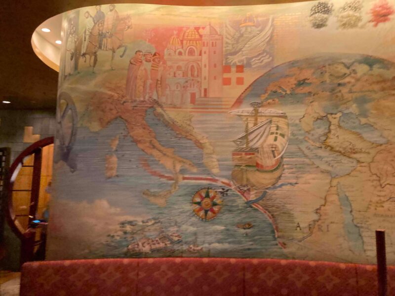 ホテルミラコスタ「シルクロードガーデン」の店内の壁画の写真