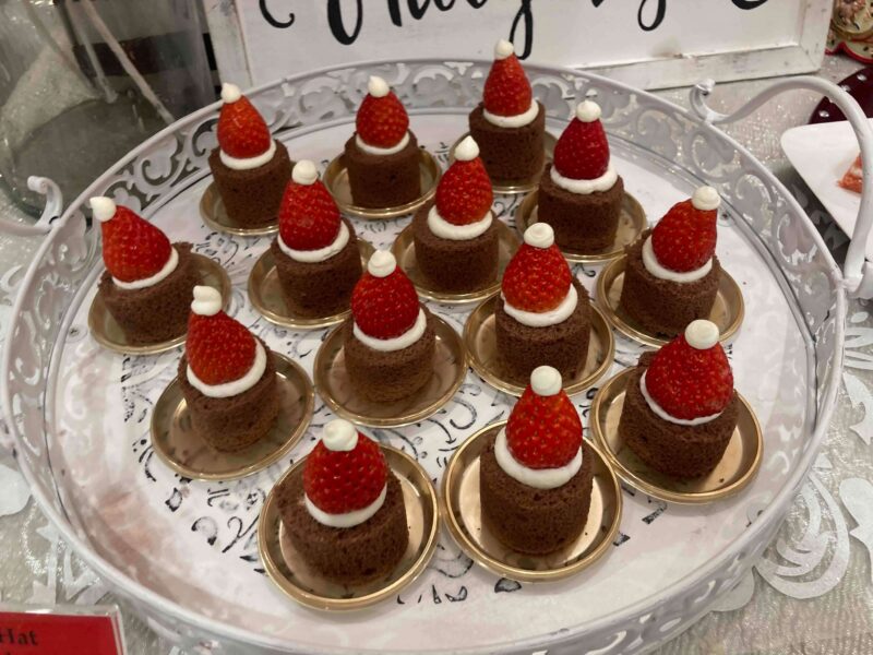 「ザ ストリングス 表参道 スイーツビュッフェ 」の「サンタ帽子 チョコレートロールケーキ」の写真