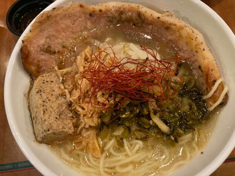 東京ディズニーシー「ヴォルケイニア・レストラン」のスパイシーポーク麺