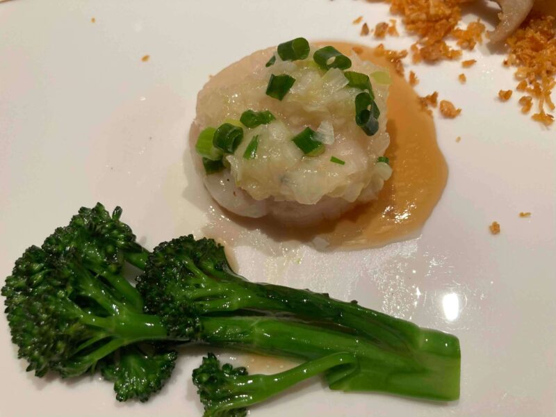 ホテルミラコスタ「シルクロードガーデン」メインディッシュの帆立貝の葱生姜蒸し