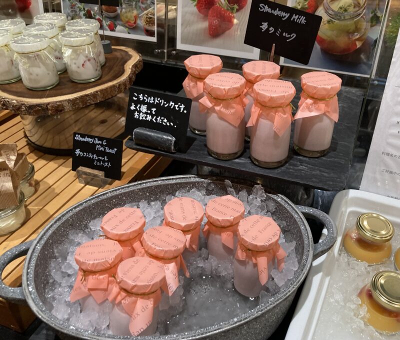 ウェスティンホテル東京「ストロベリーデザートビュッフェ」の苺のミルク