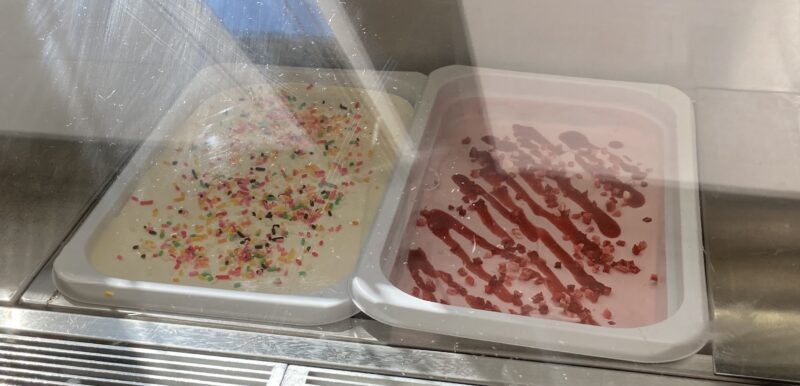 ヒルトン東京ベイホテルのフォレストガーデンのバニラアイスクリームとストロベリーアイスクリーム