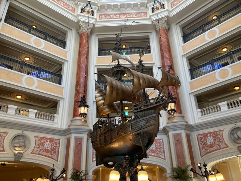 ホテルミラコスタのロビーのガリオン船
