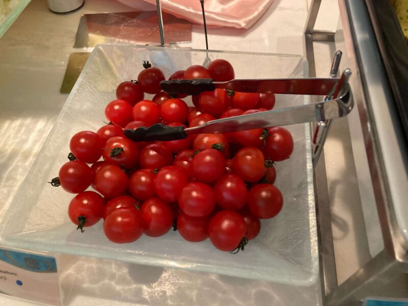 ホテルミラコスタ「オチェーアノ」“ダッフィー＆フレンズ”ブッフェのミニトマト