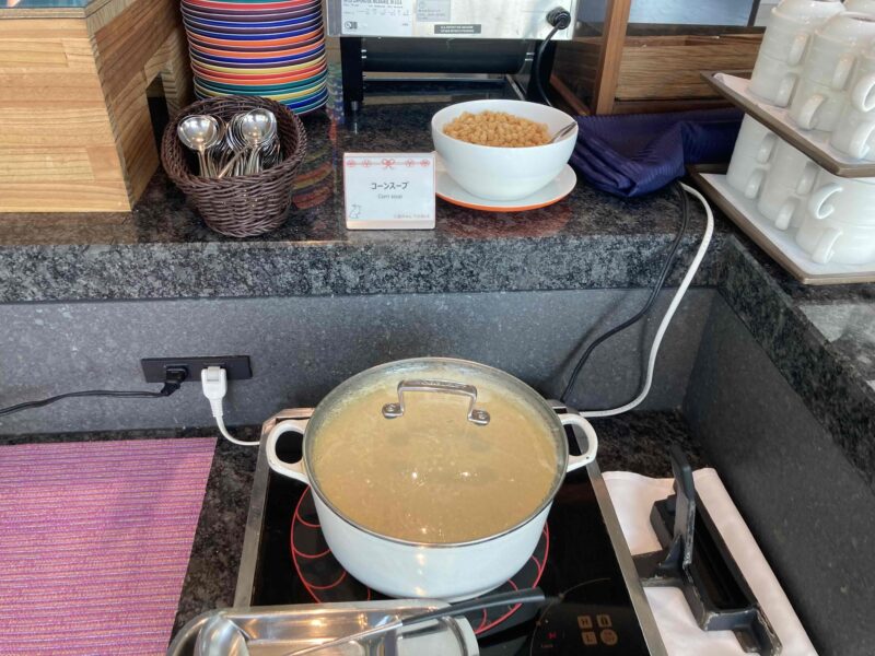 「東京ベイ東急ホテル」のコーラルテーブルのコーンスープ