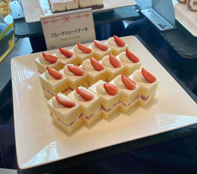 「東京ベイ東急ホテル」のコーラルテーブルのフルーツショートケーキ
