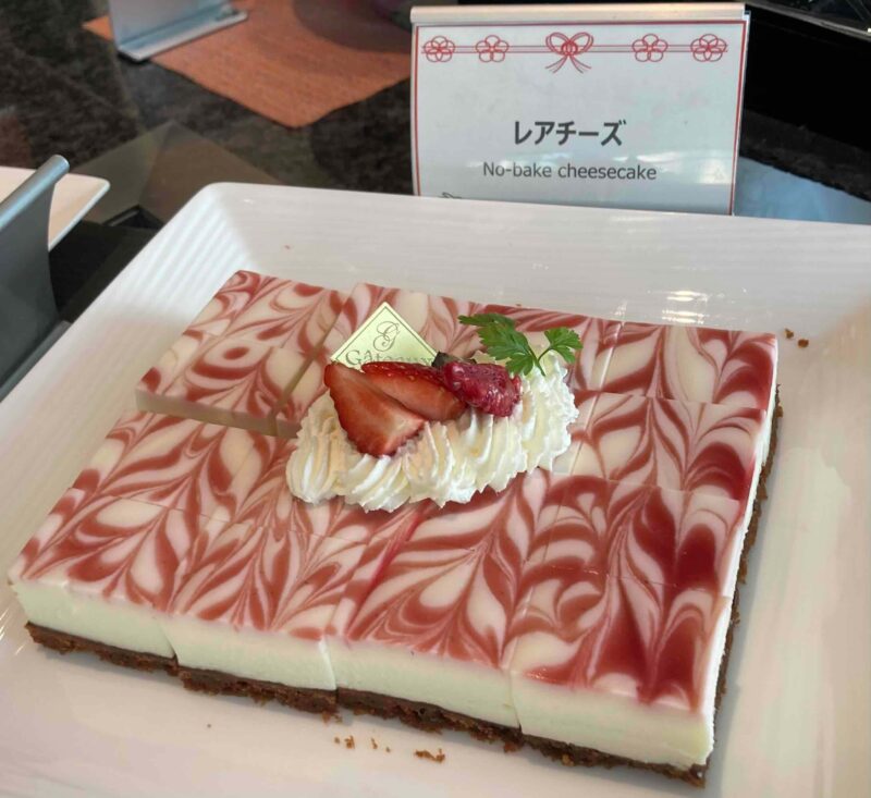 「東京ベイ東急ホテル」のコーラルテーブルのレアチーズケーキ
